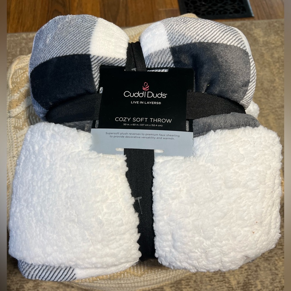 Cuddl duds super soft throw blanket